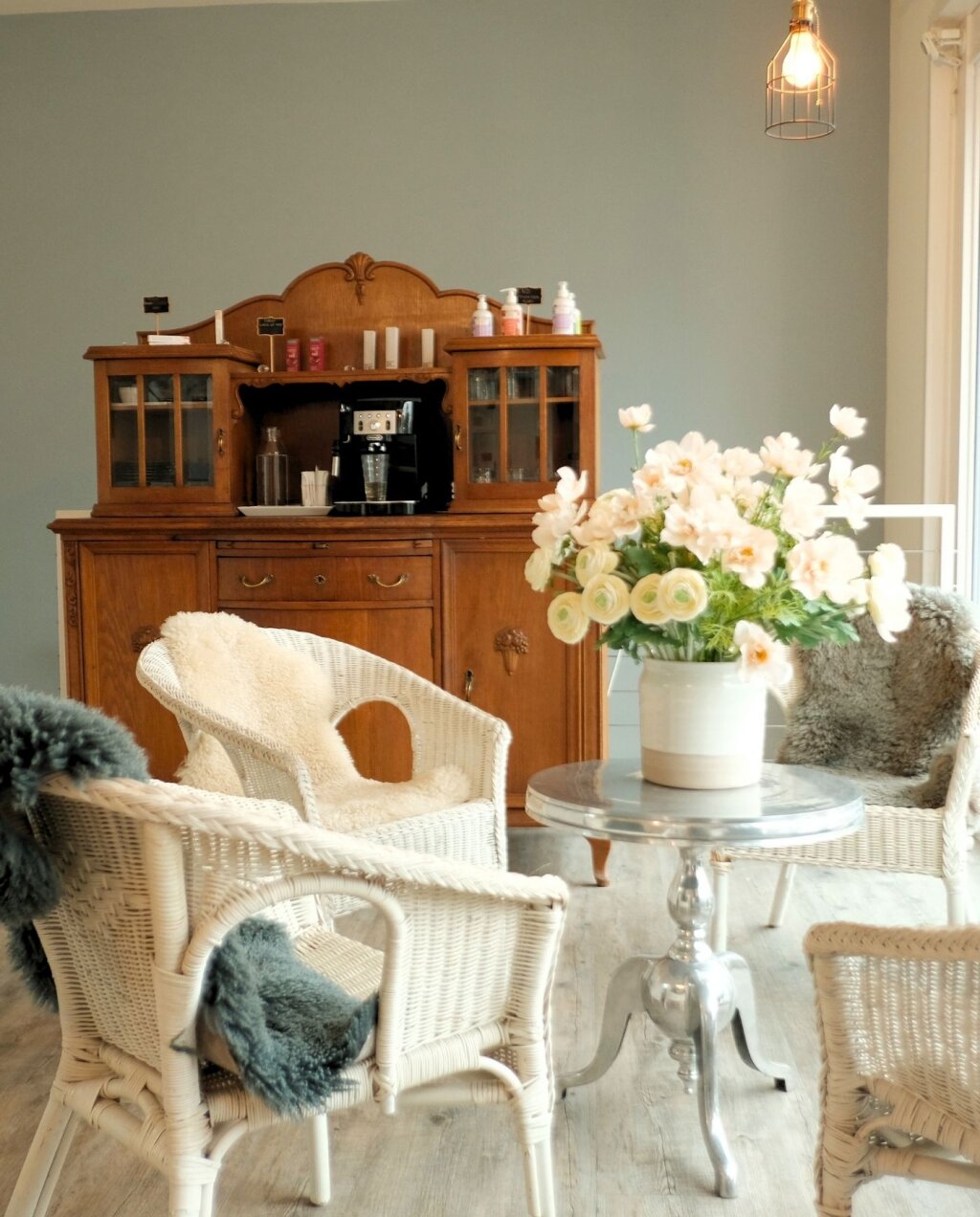 Wartebereich mit Kaffeemaschine, in der Beautylounge in Pratteln.