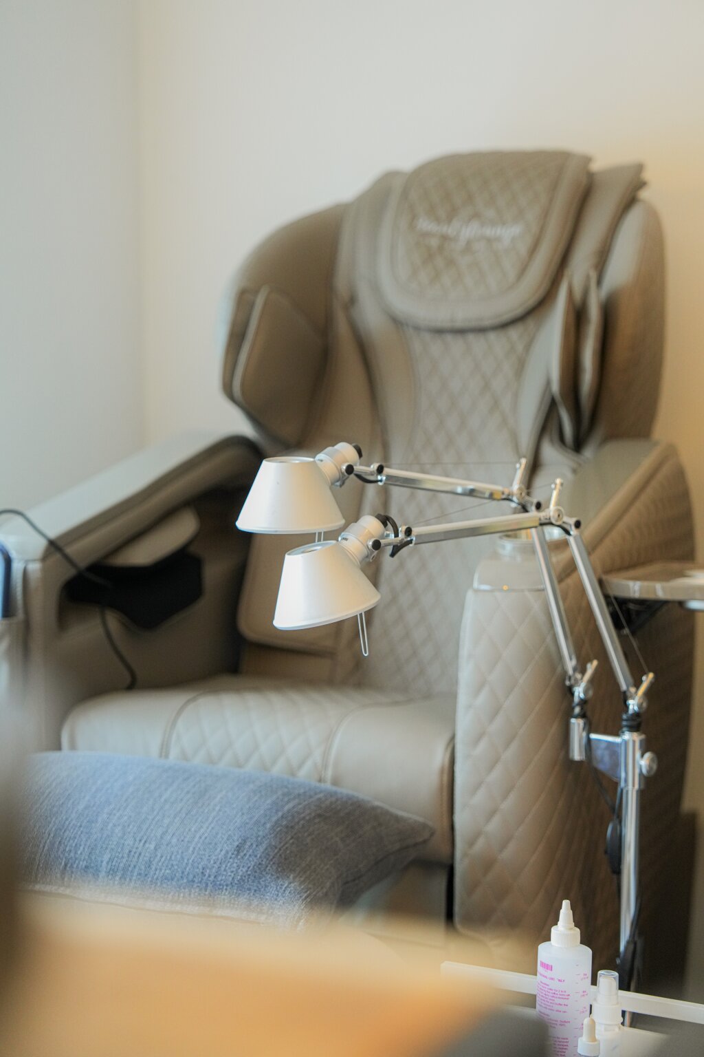 Pedicure Sessel mit Arbeitslampe im Beautylounge Studio Reinach.