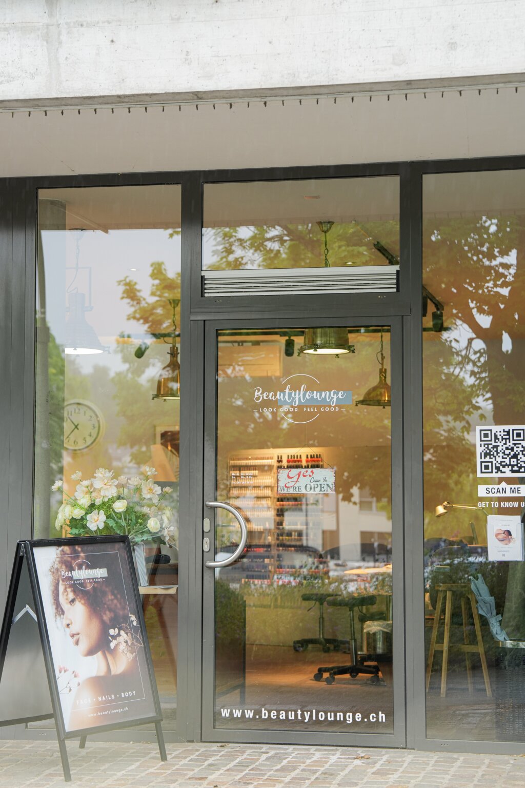 Eingang Kosmetikstudio Beautylounge mit Logo an der Glast&uuml;r.