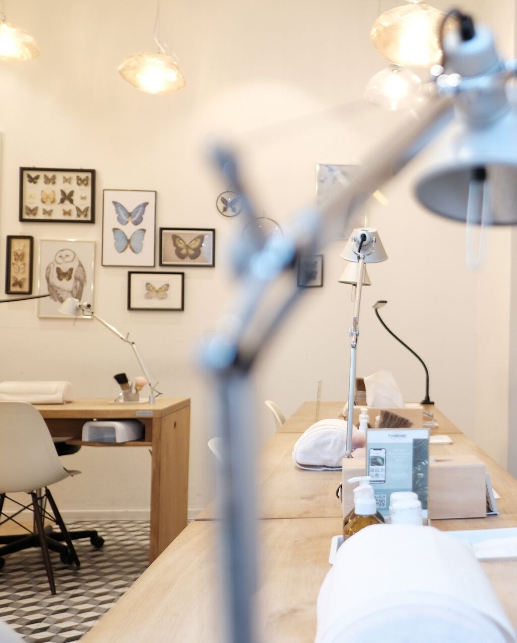 Manik&uuml;re Tische in der Beautylounge in Basel, Wettsteinplatz.