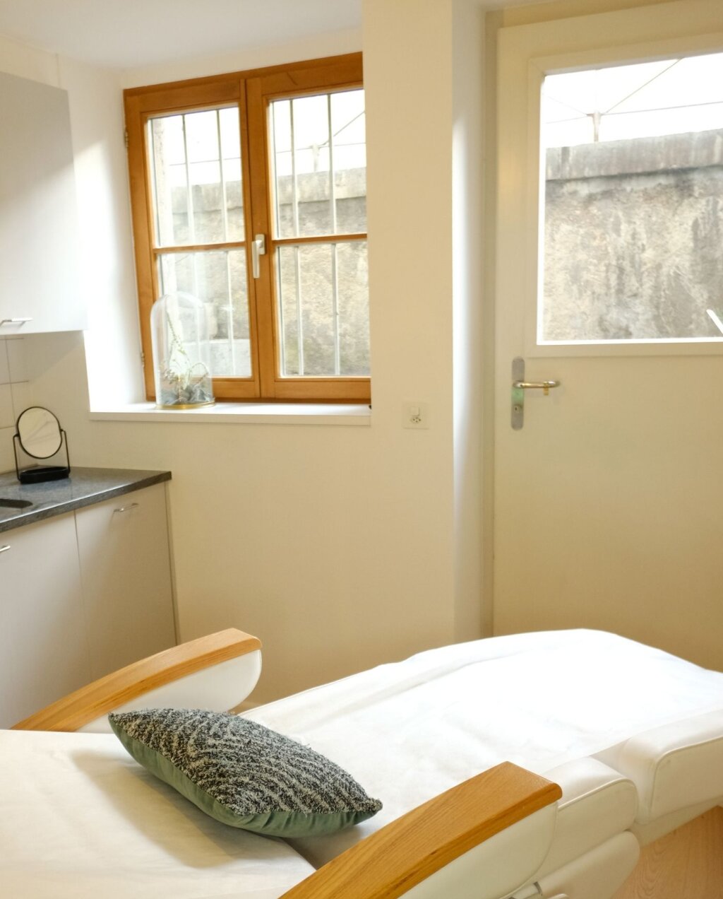 Beautylounge Kabine mit Blick in den Innenhof im Salon in Basel, Wettsteinplatz.