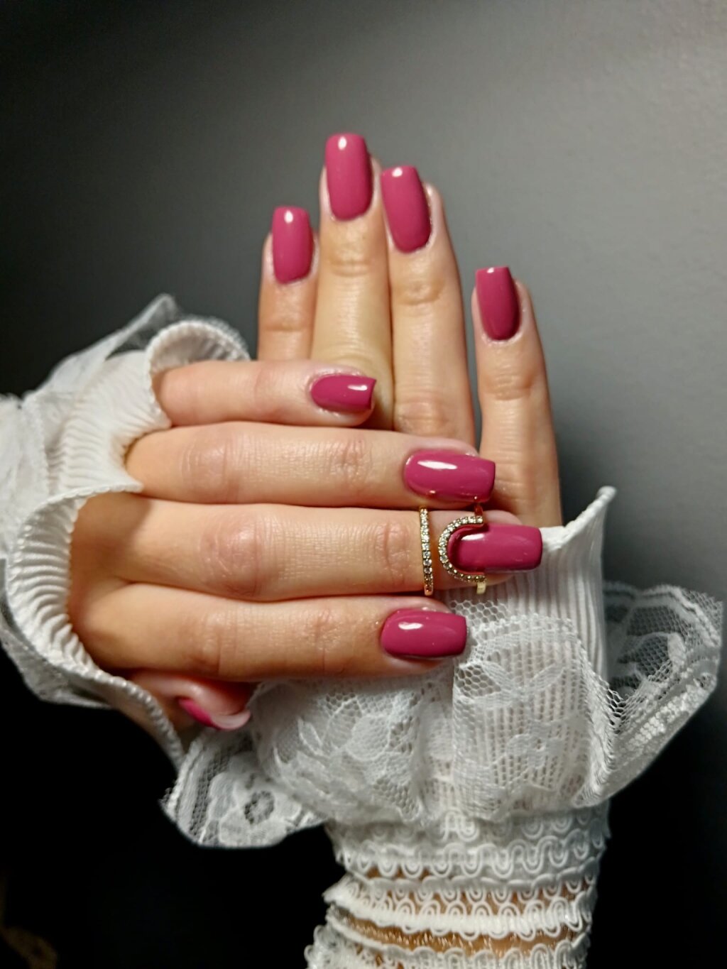 Gepflegte H&auml;nde mit Gel Nails in Rosa, Nagelstudio Beautylounge Basel.