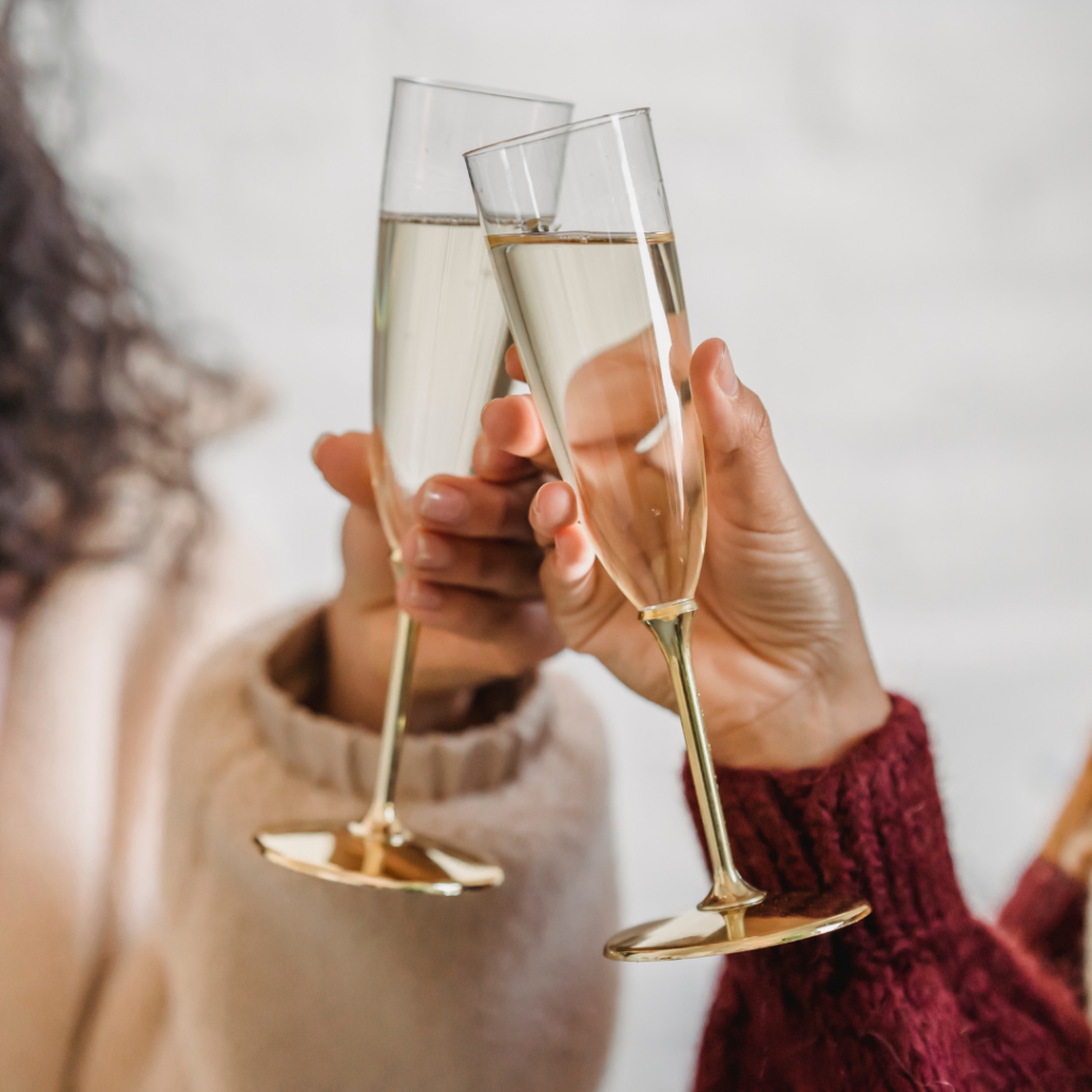 Zwei Frauen stossen mit Sekt an, Stimmungsbild im Beautylounge Blog.