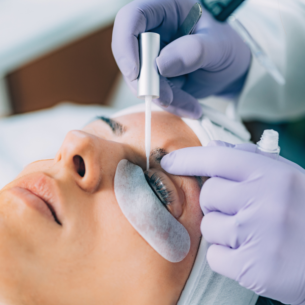 Kundin erh&auml;lt ein Lashlifting mit Silikonpads in der Beautylounge.