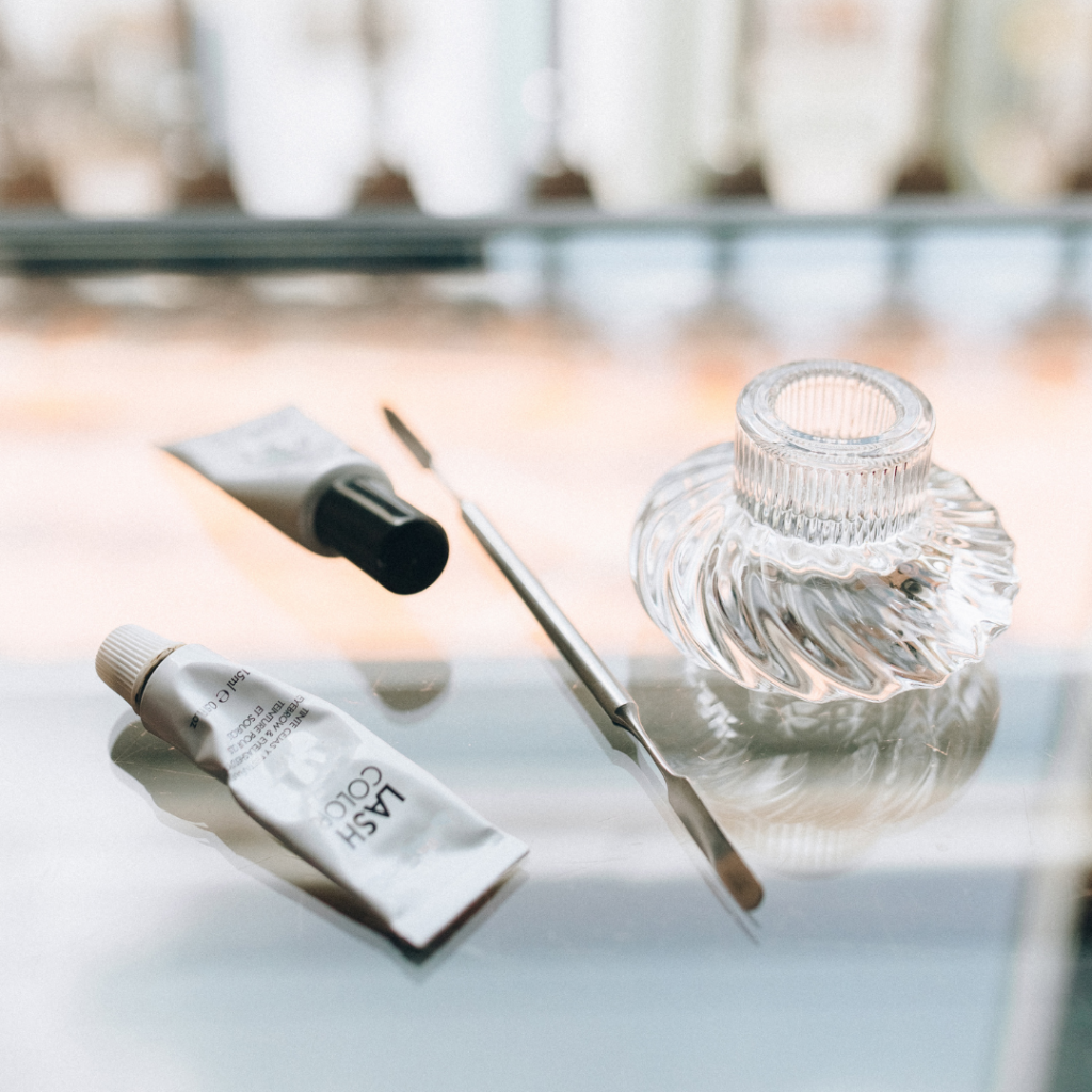 Nagellack und Pinsel als Stimmungsbild im Beautylounge Blog.