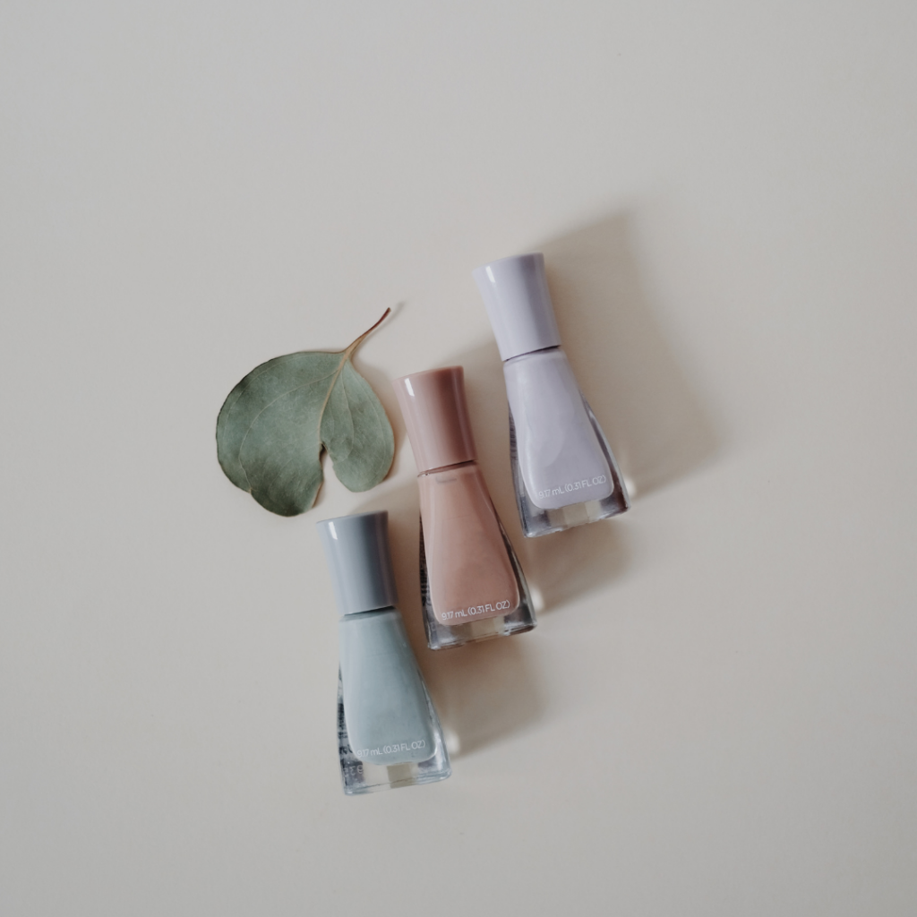 Nagellackflaschen mit Blatt als Stimmungsbild im Beautylounge Blog.