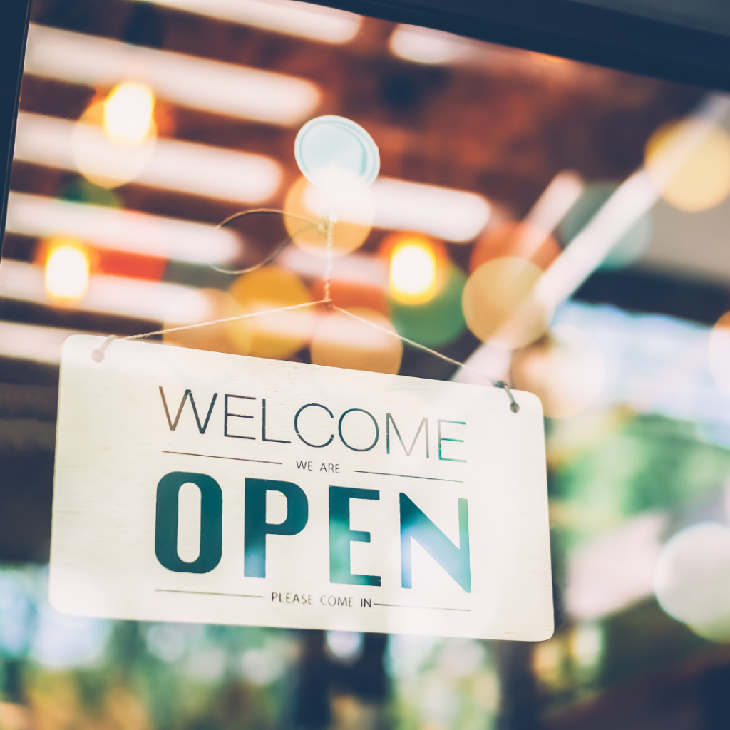 Schild mit der Aufschrift Welcome we are Open im Kosmetikstudio Beautylounge.