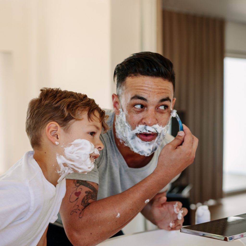 Vater und Sohn mit Rasierschaum im Bad, Stimmungsbild zu den Mens Treatments.