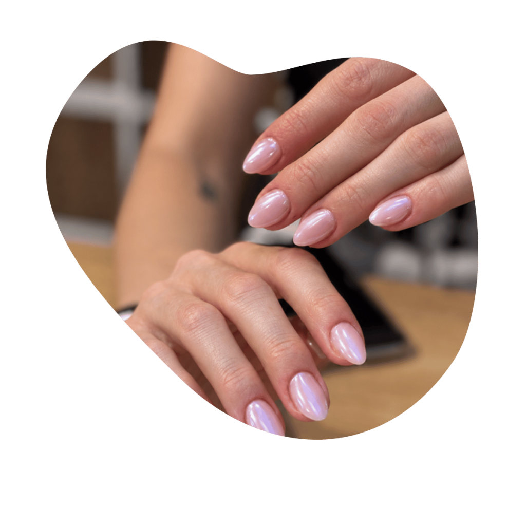 Chrome N&auml;gel mit perlmuttartigem Schimmer in zartem Ros&eacute;, Glazed Nageldesign in der Beautylounge.