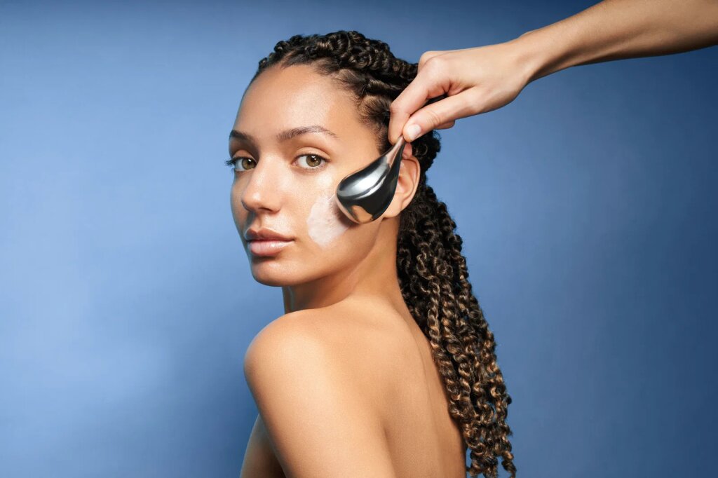 Comfort Zone Gesichtsbehandlung &ndash; Model mit Hautpflege Produkt Anwendung im Gesicht, verf&uuml;gbar bei Beautylounge Basel.