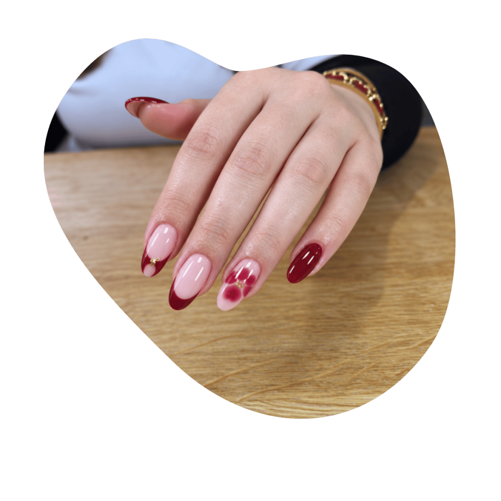 Rote French N&auml;gel mit dunkelroter Spitze und gemalter Bl&uuml;te als Nail Art, Nageldesign Basel.