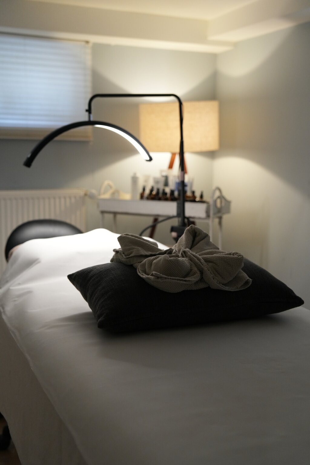 Behandlungsliege mit Lupenlampe im Kosmetikstudio Beautylounge Reinach.
