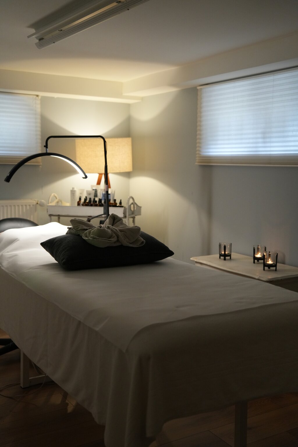 Behandlungsliege f&uuml;r Gesichtsbehandlungen im Beautylounge Studio Oberwil.