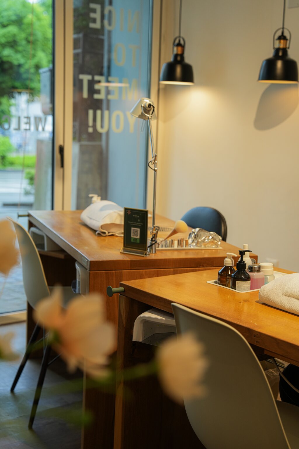Manicure Tisch mit Nagelpflege Produkten im Beautylounge Studio Oberwil.