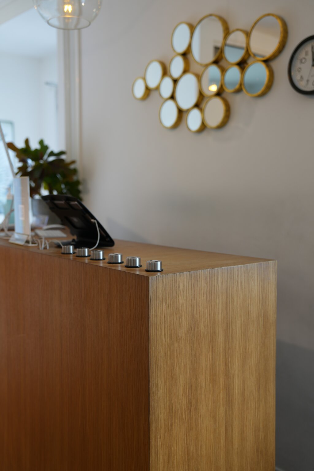Empfangstheke aus Holz im Kosmetikstudio Beautylounge Reinach.