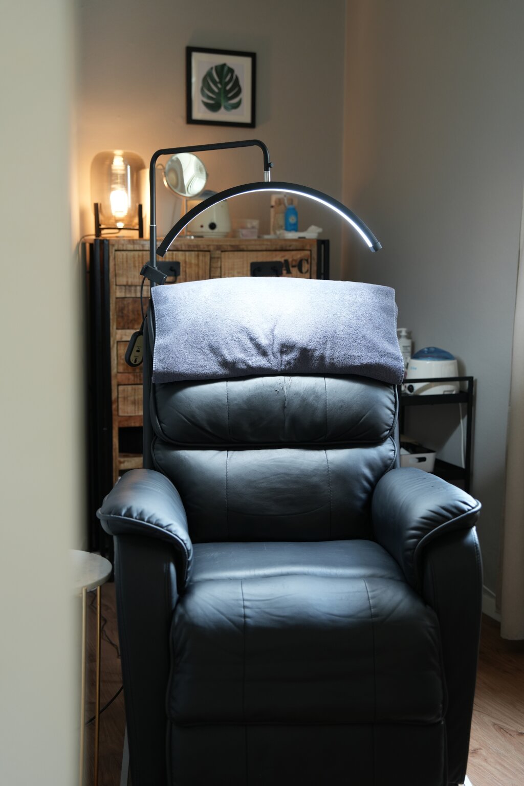 Schwarzer Pedicure Sessel im Beautylounge Studio Reinach.