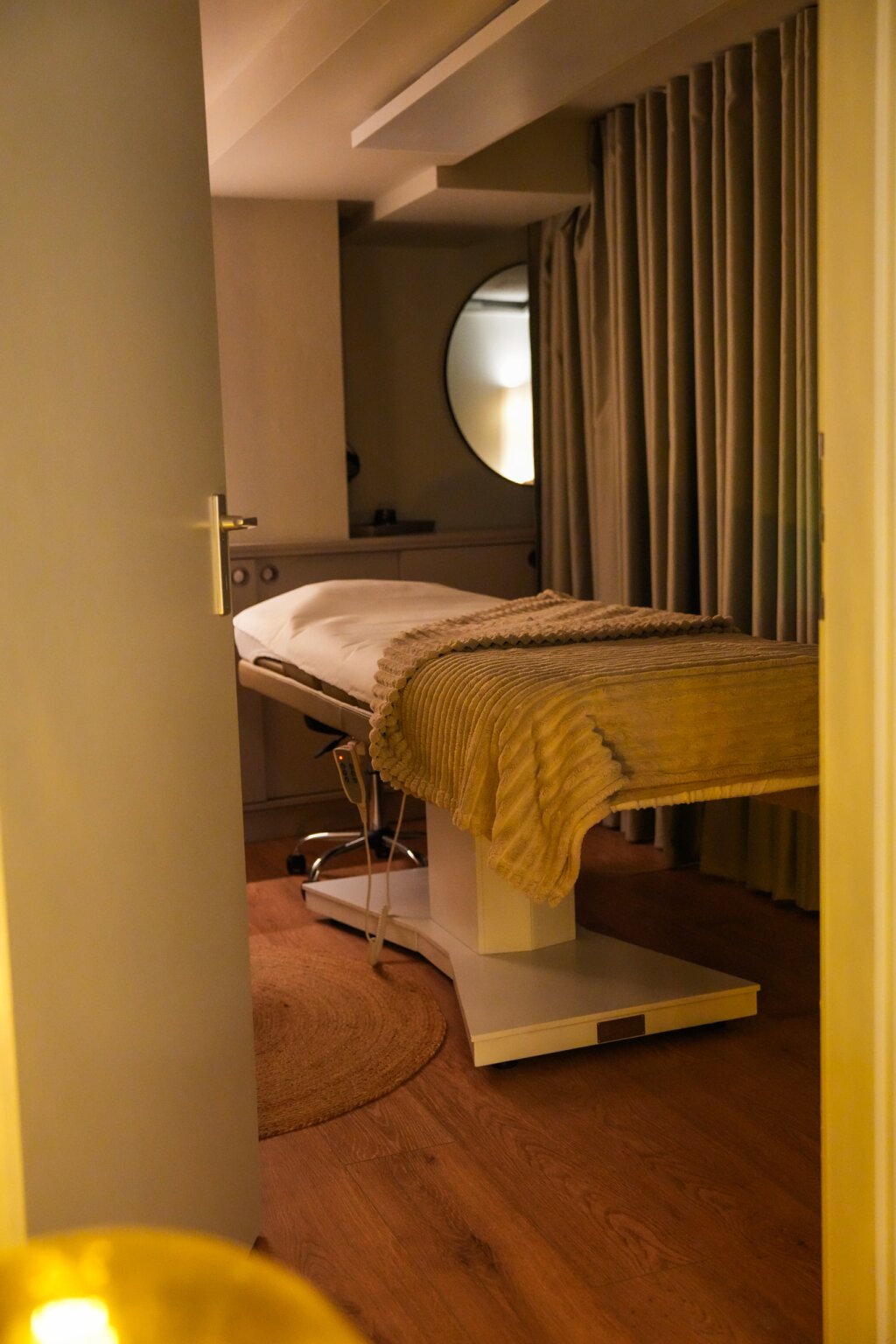 Behandlungskabine mit Liege f&uuml;r Gesichtsbehandlungen in der Beautylounge Basel 1.