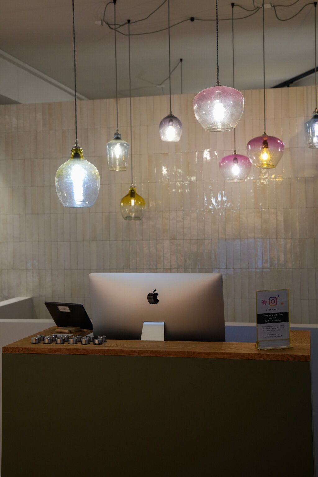 Empfangstheke mit farbigen Pendelleuchten im Kosmetikstudio Beautylounge Basel 1.
