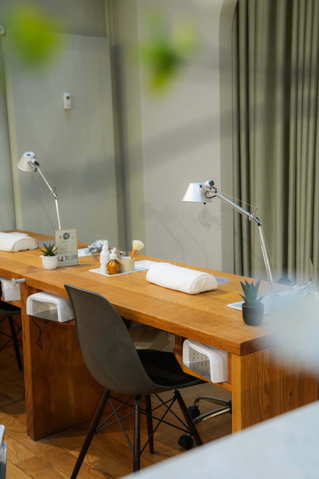 Manik&uuml;rtisch mit Arbeitslampe am Fenster in der Beautylounge Basel 1 in Basel.