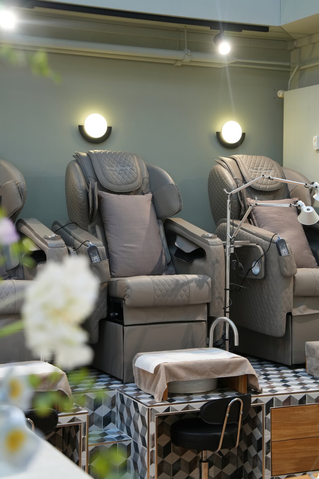Pedik&uuml;rst&uuml;hle mit Fussbecken in der Pedizone der Beautylounge Basel 1 in Basel.