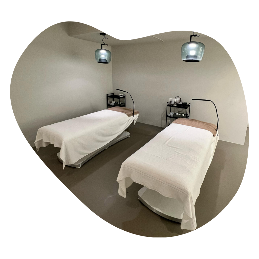 Behandlungsraum mit zwei Liegen und Laserger&auml;ten f&uuml;r die Haarentfernung in der Beautylounge.