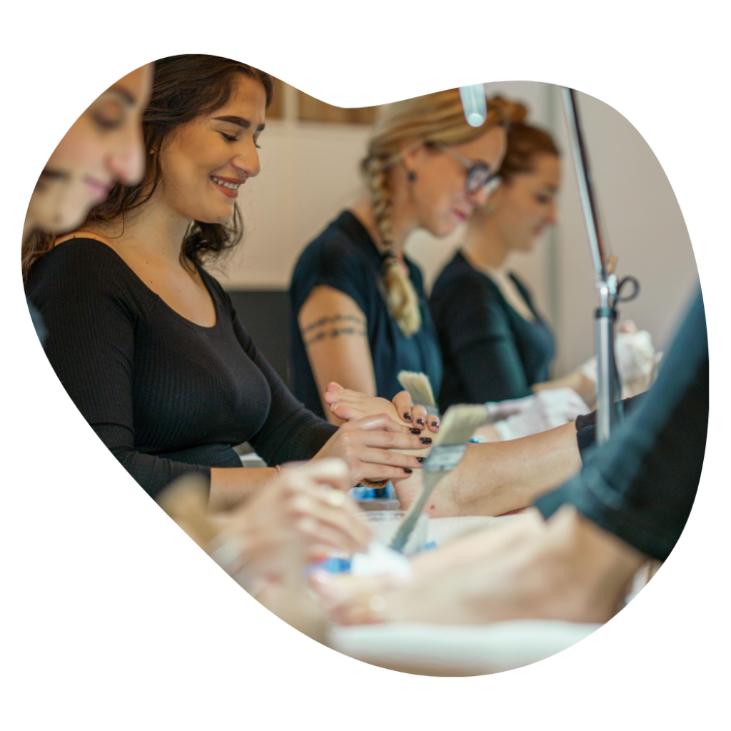 Team der Beautylounge arbeitet an den Manik&uuml;rtischen im Studio.