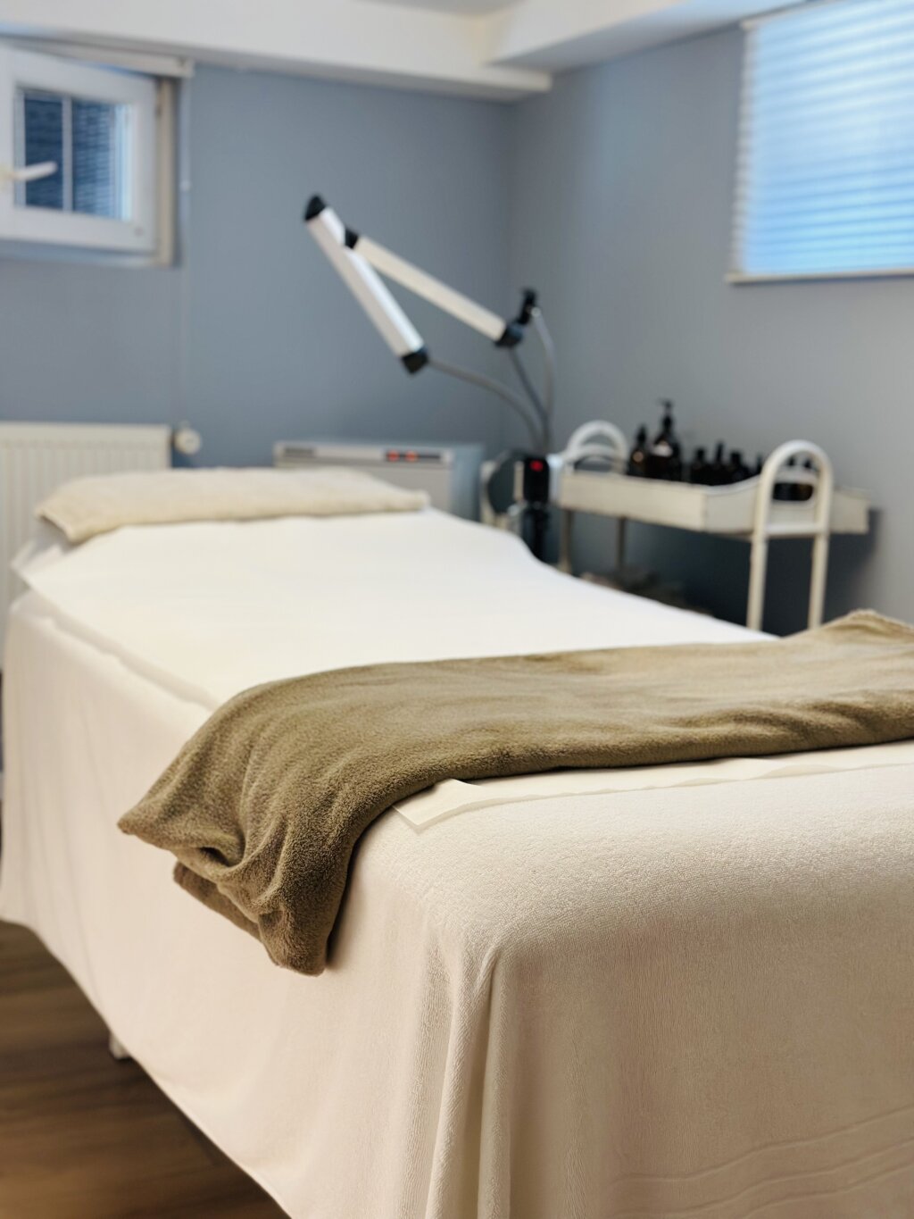Behandlungskabine mit Liege f&uuml;r Gesichtsbehandlungen im Kosmetikstudio Beautylounge Oberwil.