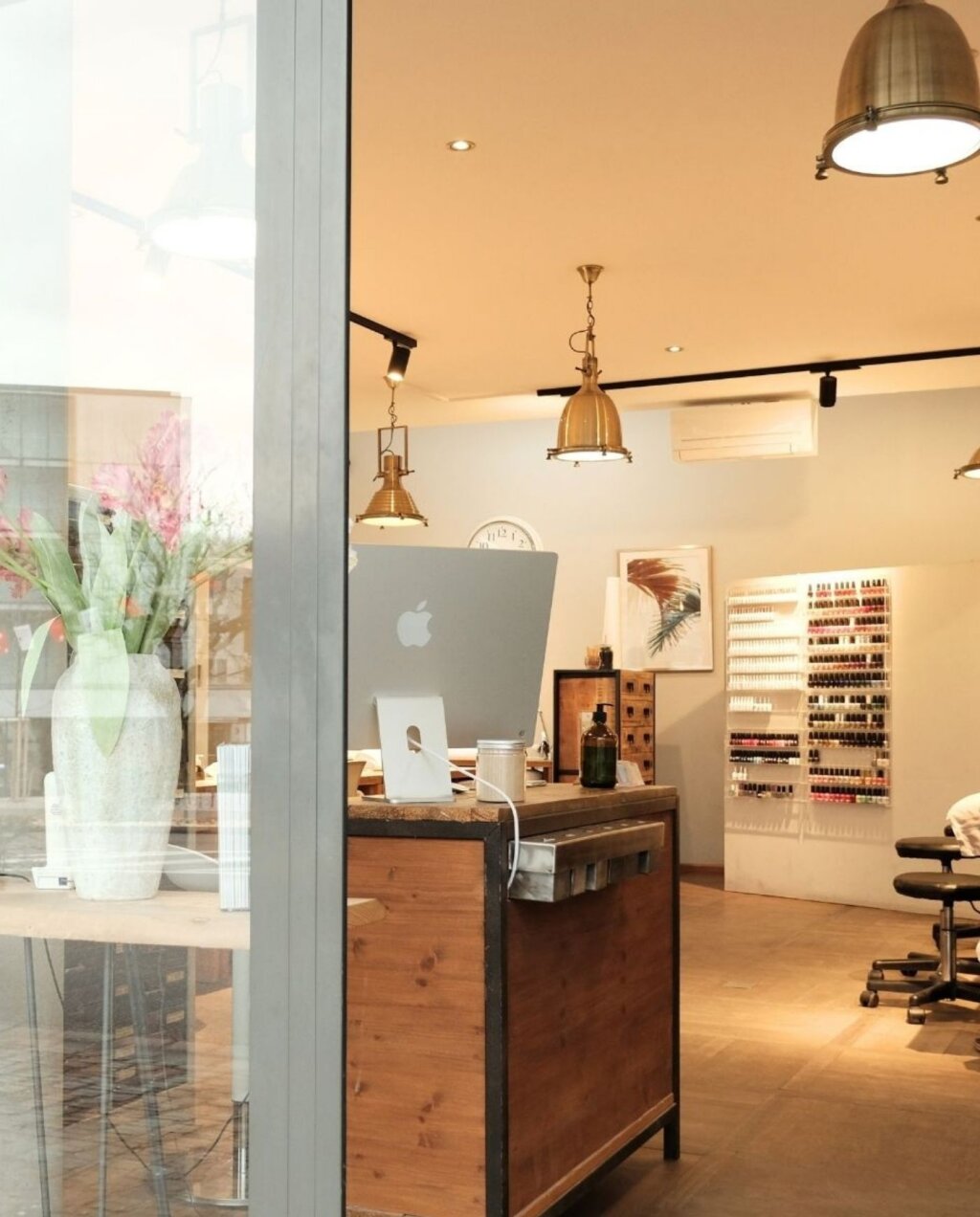 Eingang mit Blick auf den Empfang des Kosmetikstudios Beautylounge Oberwil.