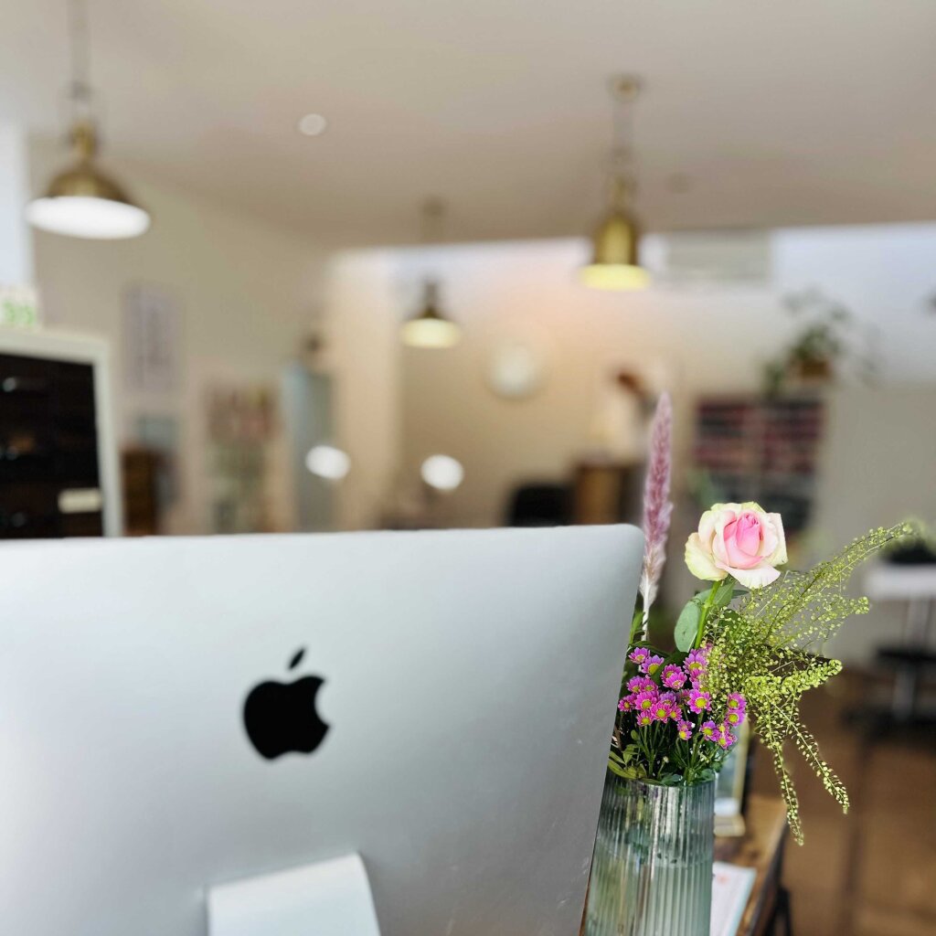 Empfangsbereich mit Blumen im Kosmetikstudio Beautylounge Oberwil an der Hauptstrasse.