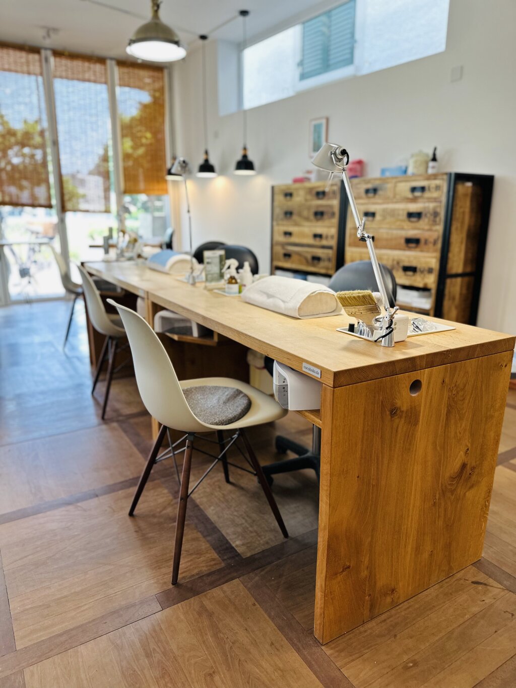 Manik&uuml;rtische aus Holz in der Manizone des Kosmetikstudios Beautylounge Oberwil.
