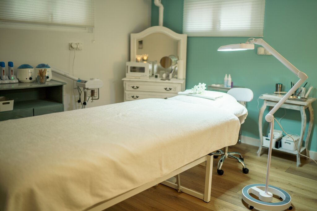 Zweite Behandlungskabine mit Lupenlampe im Kosmetikstudio Beautylounge Oberwil.