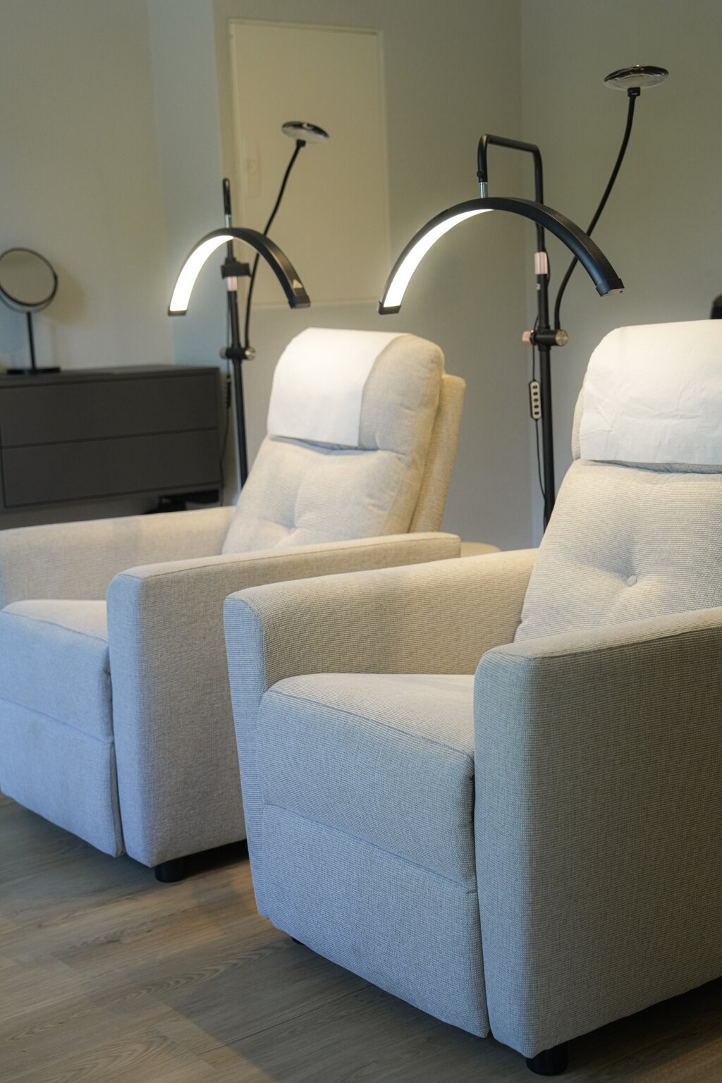 Zwei Komfortsessel mit Leselampen im Kosmetikstudio Beautylounge Pratteln.
