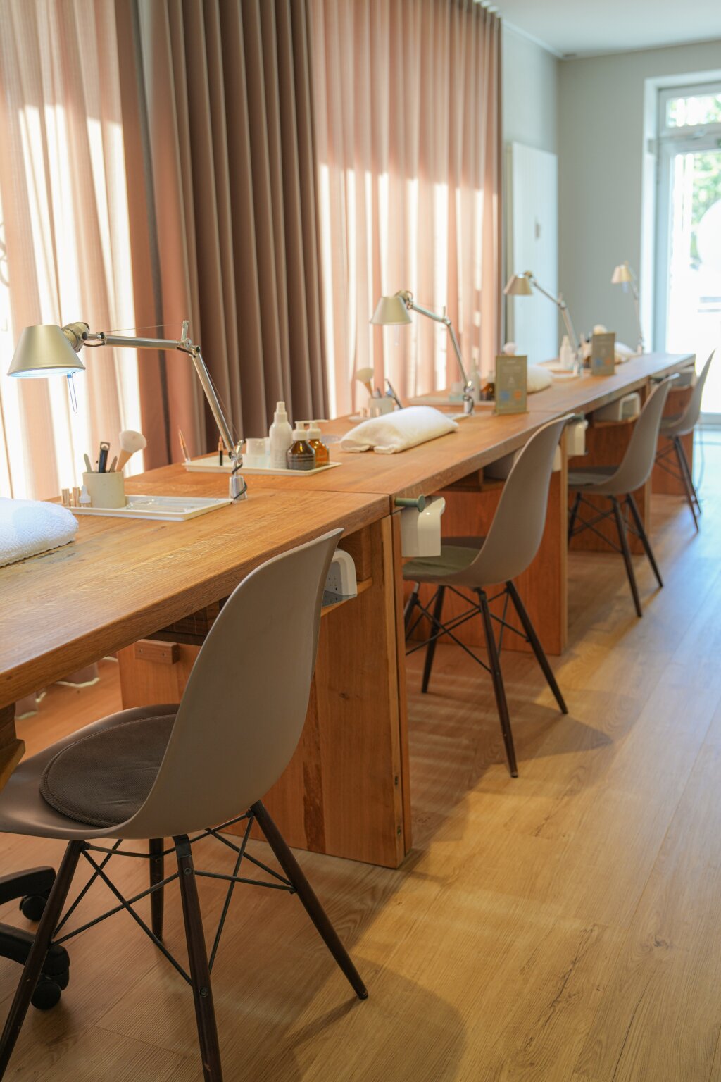 Lange Manik&uuml;rbar mit mehreren Pl&auml;tzen im Kosmetikstudio Beautylounge Pratteln.