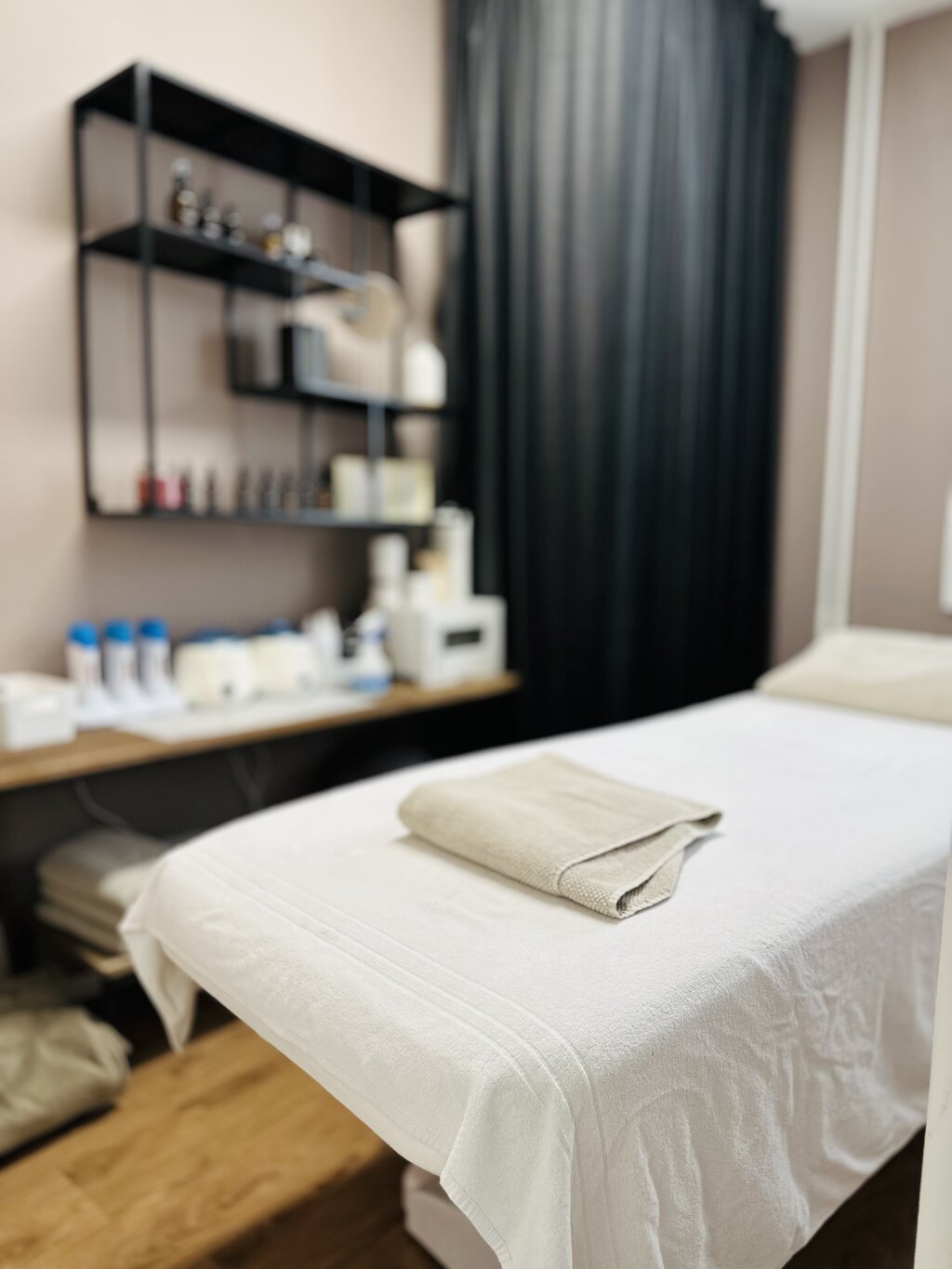 Behandlungskabine mit Liege und Produktregal in der Beautylounge Reinach.