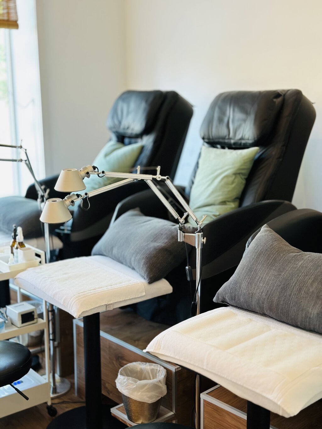Zwei Pedik&uuml;rsessel mit Fussablagen in der Pedizone der Beautylounge Reinach.