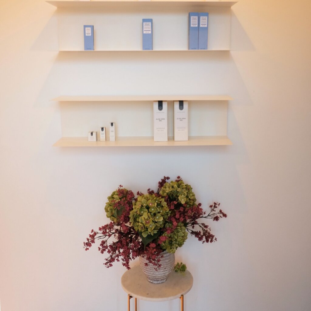 Wandregale mit Pflegeprodukten im Eingangsbereich der Beautylounge Reinach.