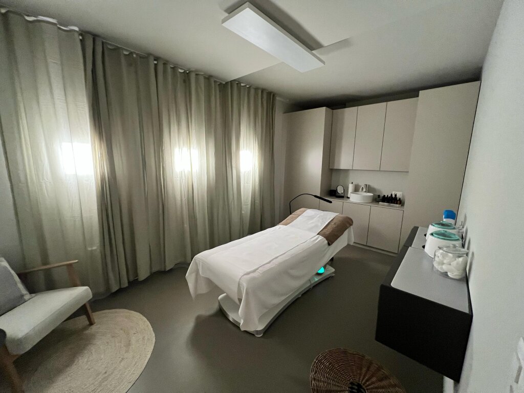 Behandlungskabine mit beleuchteten Wandpaneelen in der Beautylounge Riehen.