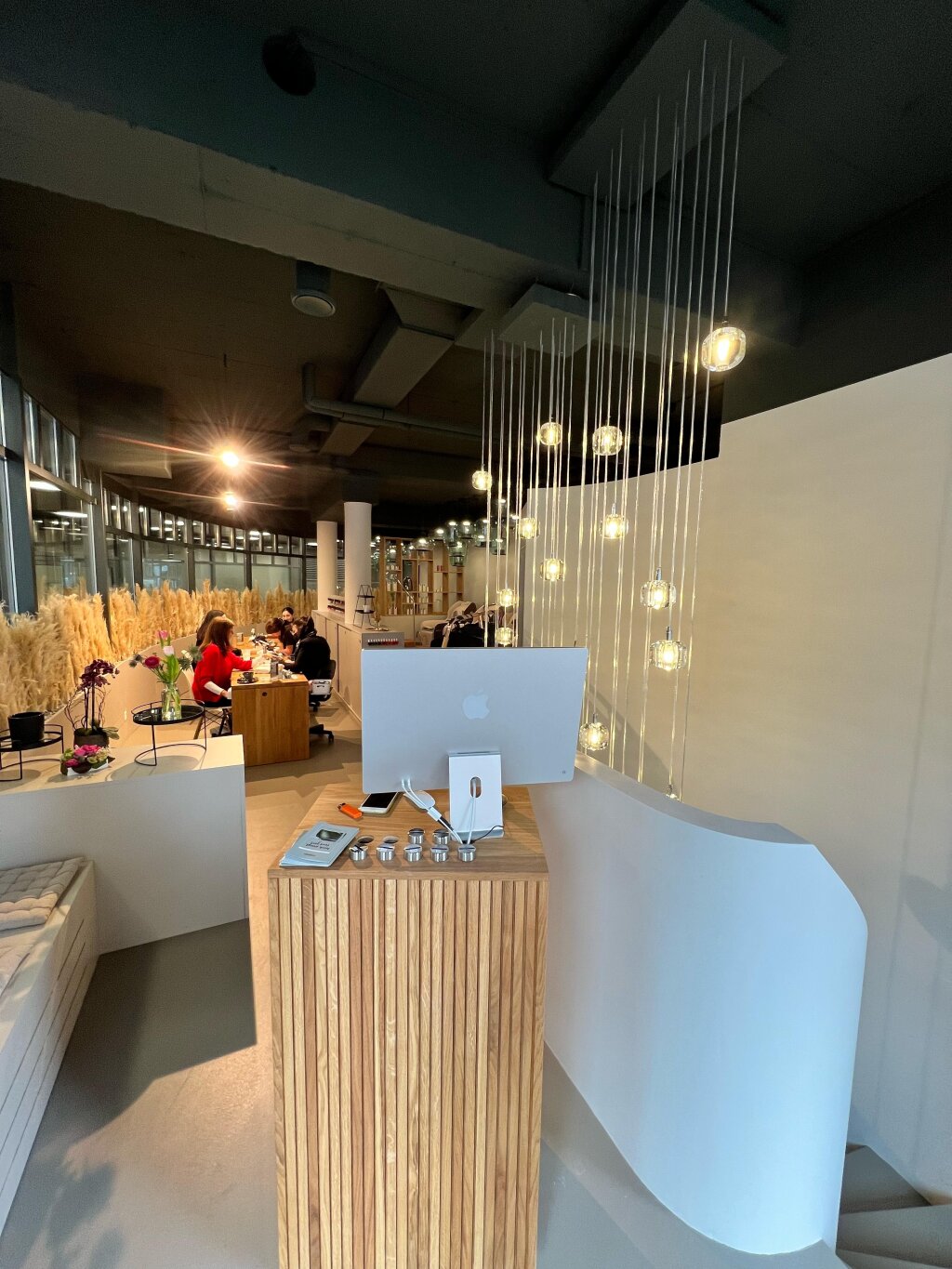 Geschwungener Empfangstresen im Kosmetikstudio Beautylounge Riehen an der Wettsteinstrasse.