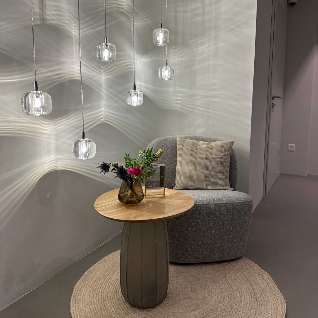 Loungebereich mit Sofa und Blumen im Kosmetikstudio Beautylounge Riehen.