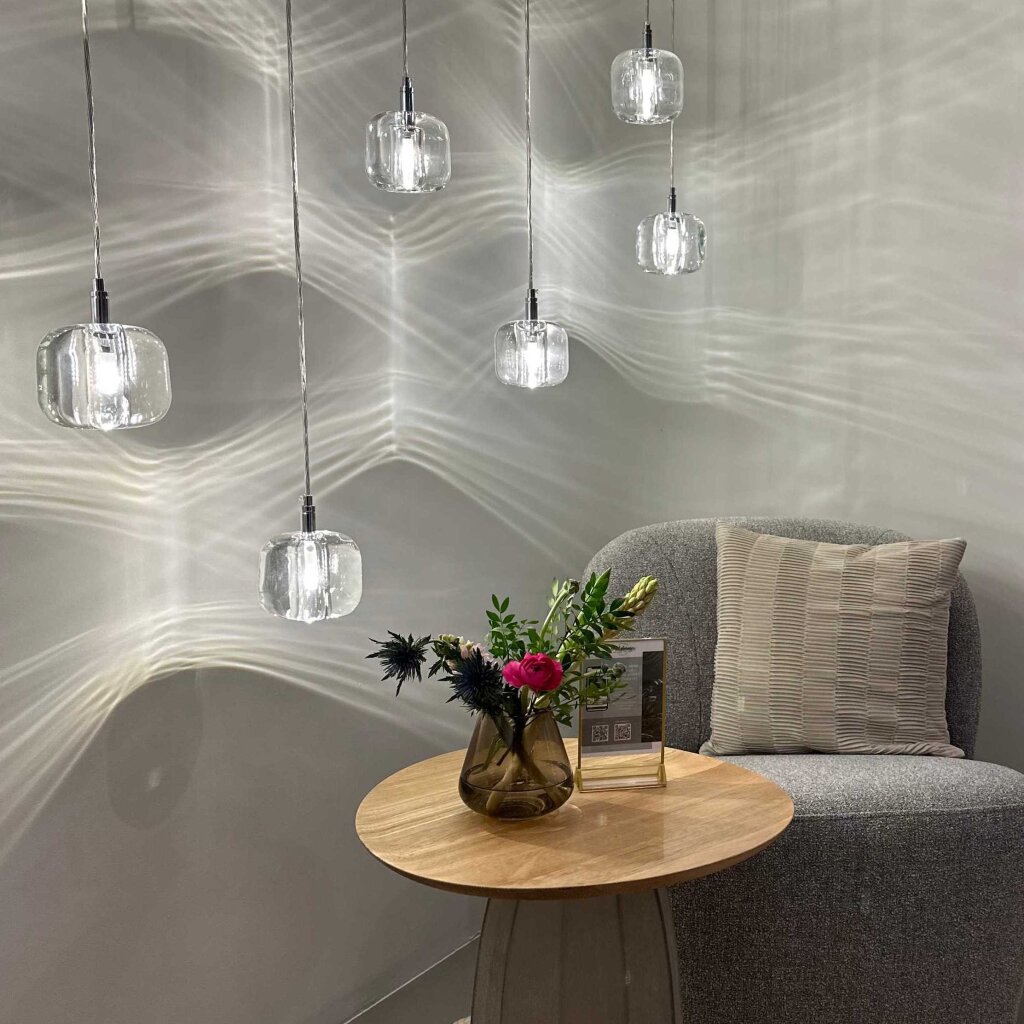 Sitzecke mit Sofa und Glasleuchten im Kosmetikstudio Beautylounge Riehen.