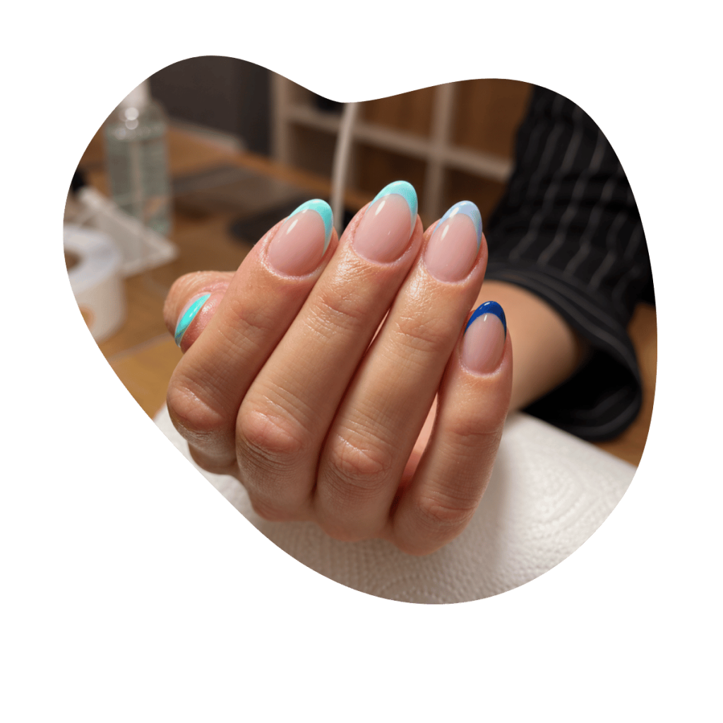Micro French Nageldesign in T&uuml;rkis, Hellblau und Blau auf ovalen N&auml;geln in der Beautylounge Basel.