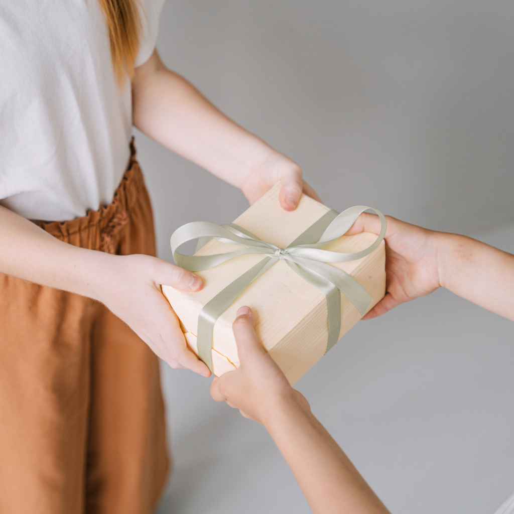 &Uuml;bergabe eines Geschenks f&uuml;r eine kosmetische Behandlung zum Geburtstag.