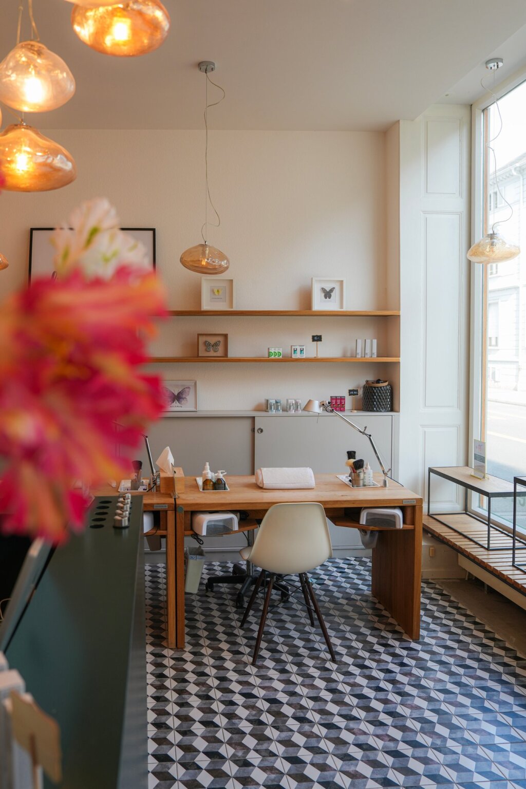 Manik&uuml;re Tische in der Beautylounge in Basel, Grenzacherstrasse.