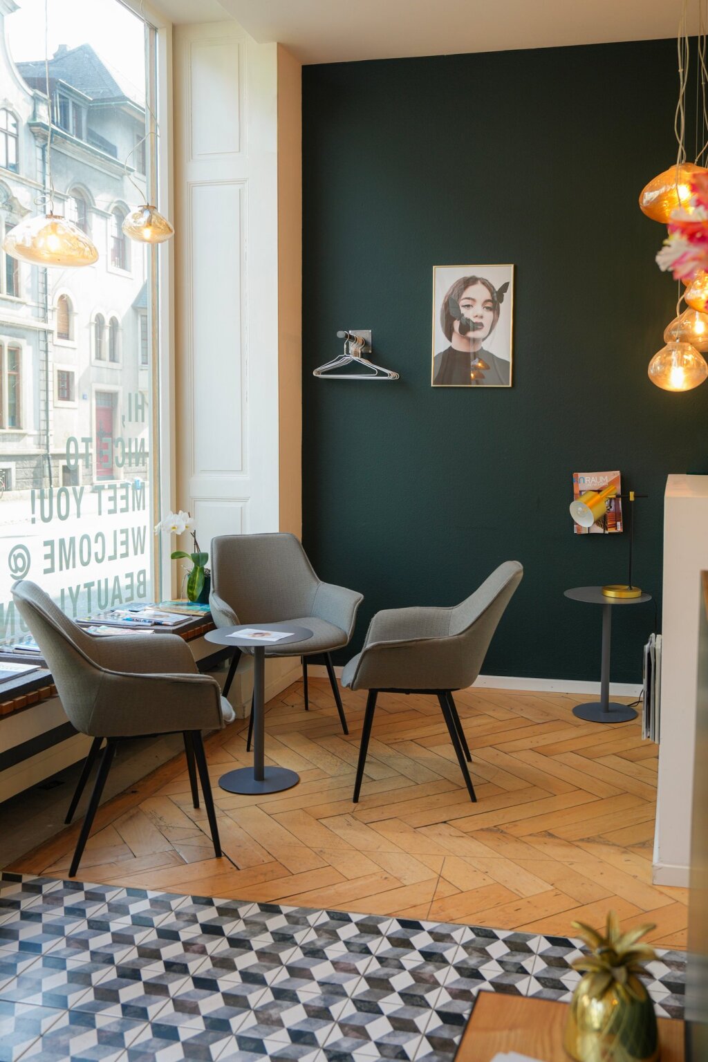 Wartezone im Beautylounge Salon in Basel, Grenzacherstrasse.