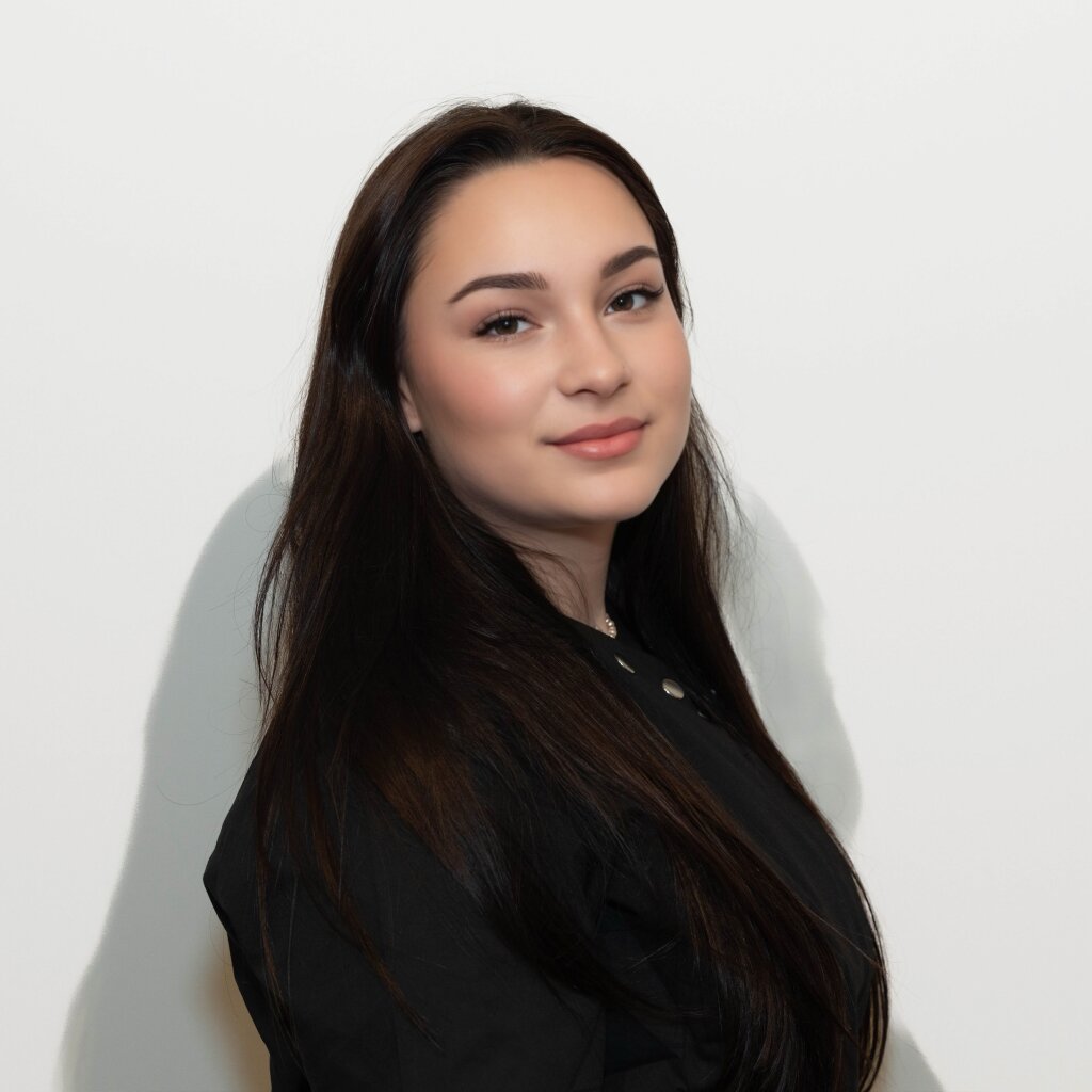 Amira, Praktikantin Beautylounge Basel, motivierte Trainee im Kosmetik Praktikum.