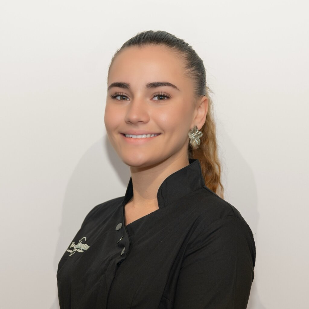 Portr&auml;t von C&eacute;l&eacute;na aus Reinach, professionelle Kosmetikerin f&uuml;r Mani, Pedi und Lashes.