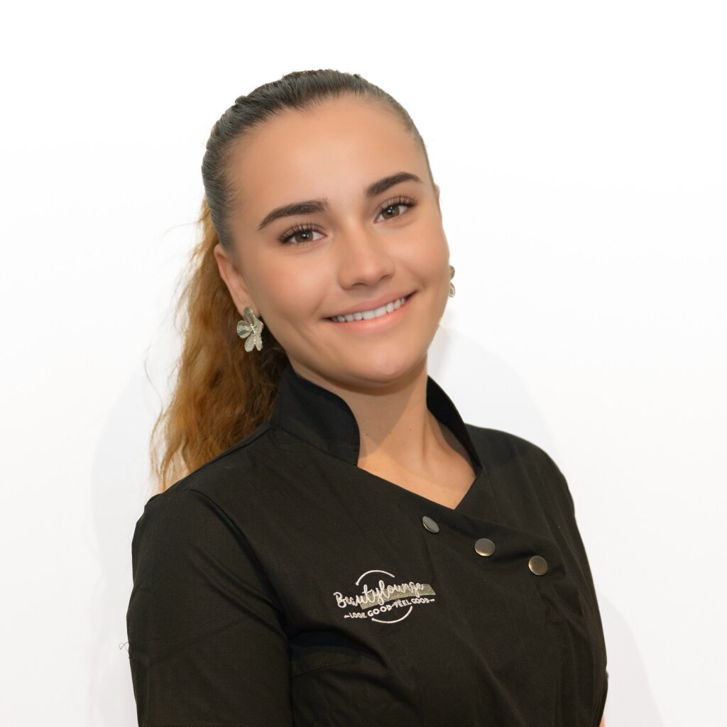 C&eacute;l&eacute;na, Kosmetikerin Beautylounge Reinach, Expertin f&uuml;r Wimpernverl&auml;ngerung und Waxing.