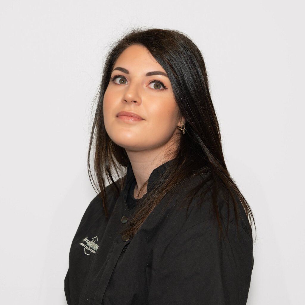 Portr&auml;t von C&eacute;line &ndash; Kosmetikerin aus Oberwil f&uuml;r Lashes, N&auml;gel & Haarentfernung.