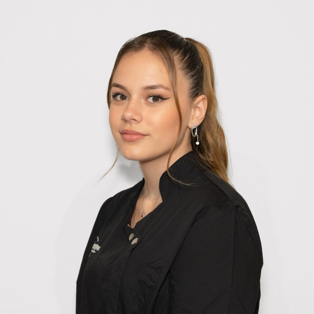 Portr&auml;t von Damaris, engagierte Trainee im Kosmetik-Praktikum in Reinach.