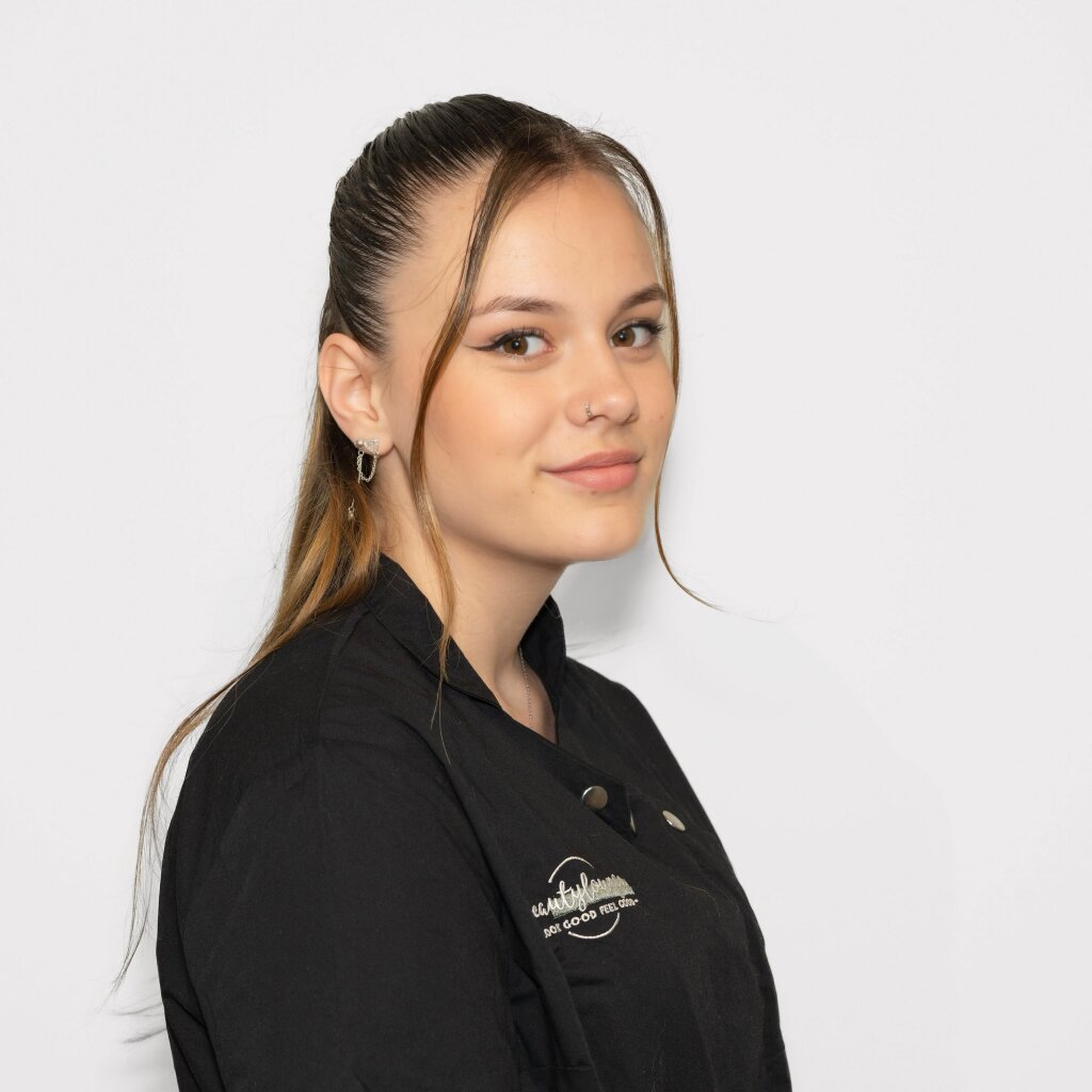 Damaris, Praktikantin Beautylounge Reinach, in Ausbildung zur Kosmetikerin EFZ.